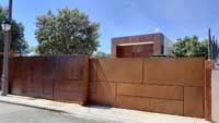 Vivienda en Madrid. <br>Revestimiento de fachada y puerta. Fachada y puerta acero corten.